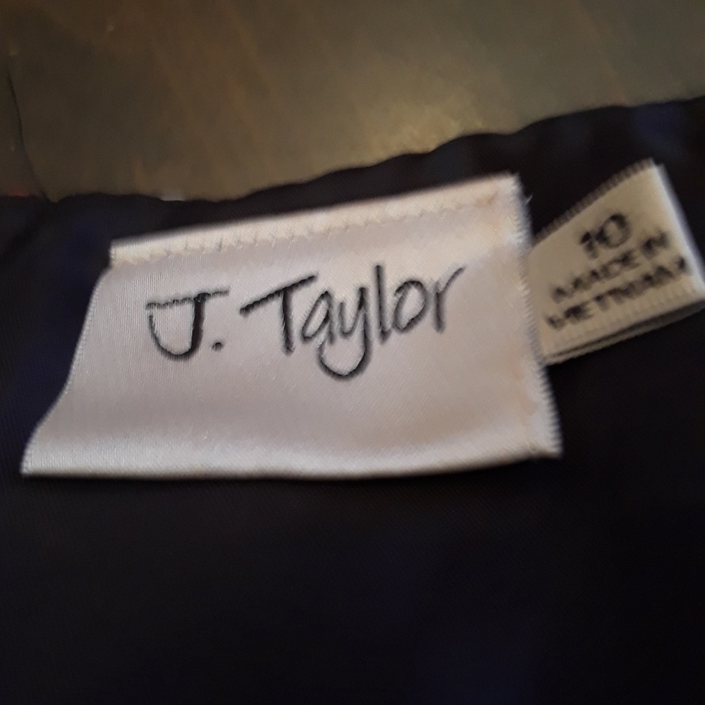 Dress - Picture 3 of 3